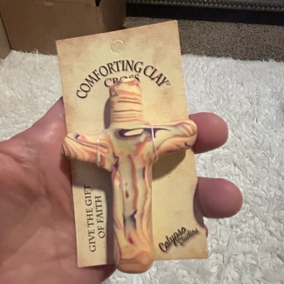 $10 sale or bundle 3 more $7 Calypso Studios comforting clay cross - Picture 1 of 3